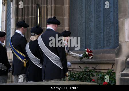 Galashiels, Regno Unito, 29 giugno 2024. I Braw Lads Principals posero le Rose rosse e bianche che furono mescolate all'inizio della giornata al War Memorial, alla chiusura dei Days Ceremonial Events. The 2024 Gathering Principals Braw Lad 2024 Jamie Bell Braw Lass 2024 Rebecca Grieve - Bearer of the SOD 2024 Ex-Braw Lad Cory Paterson Bearer of the Red Roses 2024 Ex-Braw Lass Emma Spence - Bearer of the Stone 2024 Ex-Braw Lad John Turnbull Bearer of the White Roses 2024 ex Braw Lass Abbie Hood. Il Braw Lads Gathering è stato reistituito nel 1930 per celebrare la storia della città. Crediti: Rob Gray/Alamy Live News Foto Stock