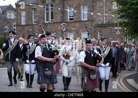 Galashiels, Regno Unito, 29 giugno 2024. I Braw Lads Principals posero le Rose rosse e bianche che furono mescolate all'inizio della giornata al War Memorial, alla chiusura dei Days Ceremonial Events. The 2024 Gathering Principals Braw Lad 2024 Jamie Bell Braw Lass 2024 Rebecca Grieve - Bearer of the SOD 2024 Ex-Braw Lad Cory Paterson Bearer of the Red Roses 2024 Ex-Braw Lass Emma Spence - Bearer of the Stone 2024 Ex-Braw Lad John Turnbull Bearer of the White Roses 2024 ex Braw Lass Abbie Hood. Il Braw Lads Gathering è stato reistituito nel 1930 per celebrare la storia della città. Crediti: Rob Gray/Alamy Live News Foto Stock