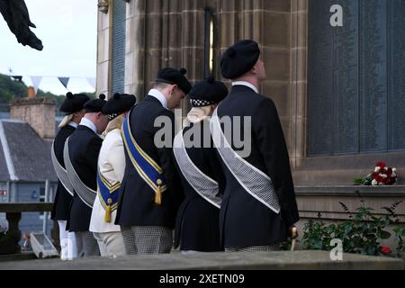 Galashiels, Regno Unito, 29 giugno 2024. I Braw Lads Principals posero le Rose rosse e bianche che furono mescolate all'inizio della giornata al War Memorial, alla chiusura dei Days Ceremonial Events. The 2024 Gathering Principals Braw Lad 2024 Jamie Bell Braw Lass 2024 Rebecca Grieve - Bearer of the SOD 2024 Ex-Braw Lad Cory Paterson Bearer of the Red Roses 2024 Ex-Braw Lass Emma Spence - Bearer of the Stone 2024 Ex-Braw Lad John Turnbull Bearer of the White Roses 2024 ex Braw Lass Abbie Hood. Il Braw Lads Gathering è stato reistituito nel 1930 per celebrare la storia della città. Crediti: Rob Gray/Alamy Live News Foto Stock