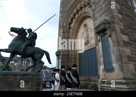 Galashiels, Regno Unito, 29 giugno 2024. I Braw Lads Principals posero le Rose rosse e bianche che furono mescolate all'inizio della giornata al War Memorial, alla chiusura dei Days Ceremonial Events. The 2024 Gathering Principals Braw Lad 2024 Jamie Bell Braw Lass 2024 Rebecca Grieve - Bearer of the SOD 2024 Ex-Braw Lad Cory Paterson Bearer of the Red Roses 2024 Ex-Braw Lass Emma Spence - Bearer of the Stone 2024 Ex-Braw Lad John Turnbull Bearer of the White Roses 2024 ex Braw Lass Abbie Hood. Il Braw Lads Gathering è stato reistituito nel 1930 per celebrare la storia della città. Crediti: Rob Gray/Alamy Live News Foto Stock