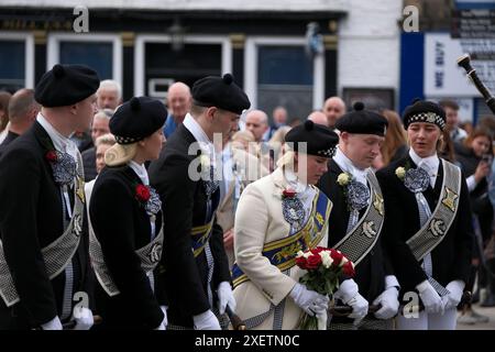 Galashiels, Regno Unito, 29 giugno 2024. I Braw Lads Principals posero le Rose rosse e bianche che furono mescolate all'inizio della giornata al War Memorial, alla chiusura dei Days Ceremonial Events. The 2024 Gathering Principals Braw Lad 2024 Jamie Bell Braw Lass 2024 Rebecca Grieve - Bearer of the SOD 2024 Ex-Braw Lad Cory Paterson Bearer of the Red Roses 2024 Ex-Braw Lass Emma Spence - Bearer of the Stone 2024 Ex-Braw Lad John Turnbull Bearer of the White Roses 2024 ex Braw Lass Abbie Hood. Il Braw Lads Gathering è stato reistituito nel 1930 per celebrare la storia della città. Crediti: Rob Gray/Alamy Live News Foto Stock