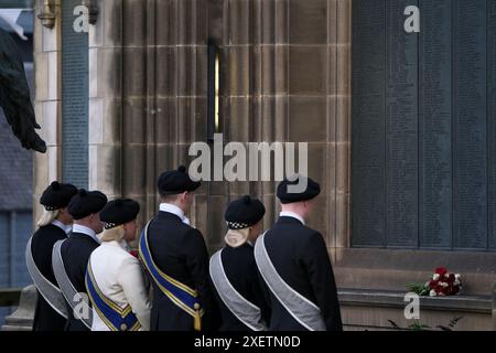 Galashiels, Regno Unito, 29 giugno 2024. I Braw Lads Principals posero le Rose rosse e bianche che furono mescolate all'inizio della giornata al War Memorial, alla chiusura dei Days Ceremonial Events. The 2024 Gathering Principals Braw Lad 2024 Jamie Bell Braw Lass 2024 Rebecca Grieve - Bearer of the SOD 2024 Ex-Braw Lad Cory Paterson Bearer of the Red Roses 2024 Ex-Braw Lass Emma Spence - Bearer of the Stone 2024 Ex-Braw Lad John Turnbull Bearer of the White Roses 2024 ex Braw Lass Abbie Hood. Il Braw Lads Gathering è stato reistituito nel 1930 per celebrare la storia della città. Crediti: Rob Gray/Alamy Live News Foto Stock