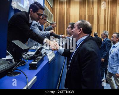 Vienna, Austria, Austria. 28 giugno 2024. I partecipanti e i membri del gruppo stringono la mano alla fine della 67a sessione di COPUOS. La conferenza COPUOS riunisce i 102 membri per esaminare e promuovere la cooperazione internazionale negli usi pacifici dello spazio esterno, nonché per esaminare le questioni giuridiche derivanti dall'esplorazione dello spazio esterno. (Credit Image: © Bianca Otero/ZUMA Press Wire) SOLO PER USO EDITORIALE! Non per USO commerciale! Foto Stock