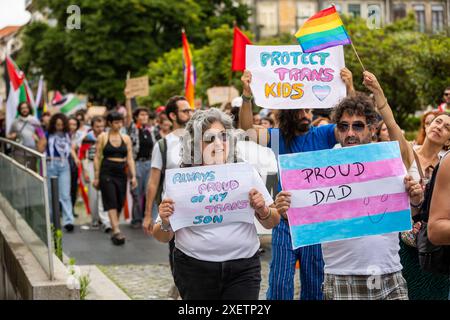 Un partecipante tiene oggetti di scena che si riferiscono alla comunità LGBTI+ durante la parata annuale LGBTI+ Pride il 29 giugno a Porto, Portogallo. Foto Stock