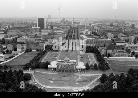 Berlino, Germania, settembre 1983: Arial sparò guardando verso Unter Den Linden dalla porta di Brandeburgo e verso la torre della televisione, con il muro in primo piano. Crediti: Terry Murden / DB Media Services / Alamy Foto Stock