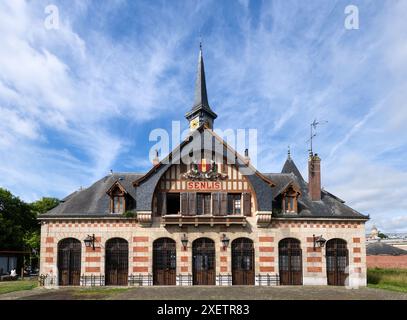 Vecchio edificio della stazione ferroviaria di Senlis - Oise, Francia Foto Stock