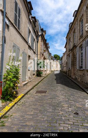 Vecchia strada acciottolata nel centro medievale di Senlis - Oise, Francia Foto Stock