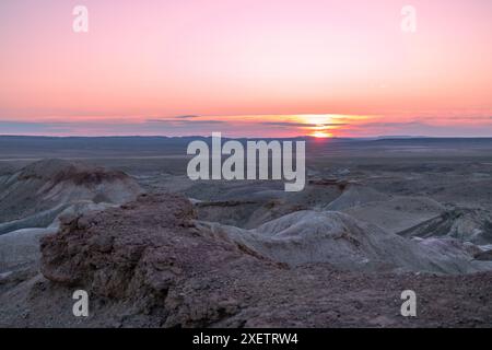 Alba sulla formazione rocciosa dello Stupa bianco, noto anche come Tsagaan Suvarga, Foto Stock