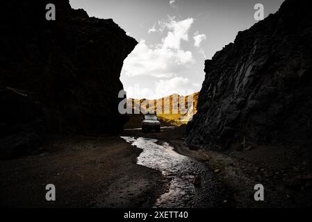 Punto ristretto nella valle di Yoliin am, Gole degli avvoltoi barbuti . Il passaggio è percorribile solo per pochi mesi all'anno, ma è uno dei momenti salienti Foto Stock