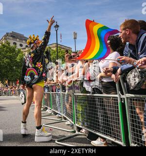 Londra, Regno Unito. 29 giugno 2024. Un partecipante lavora con la folla. I partecipanti e gli spettatori si divertiranno lungo il percorso alla Pride in London 2024 Parade. La parata procede da Hype Park lungo Piccadilly a Whitehall, e una festa a Trafalgar Square. Celebra la diversità e la comunità LGBT. Crediti: Imageplotter/Alamy Live News Foto Stock