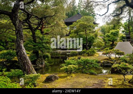 Lussureggiante giardino di Ginkaku-ji (o Jissho-ji), un tempio buddista zen costruito da Ashikaga Yoshimasa nel XV secolo, quartiere di Sakyo, Kyoto, Giappone. Foto Stock