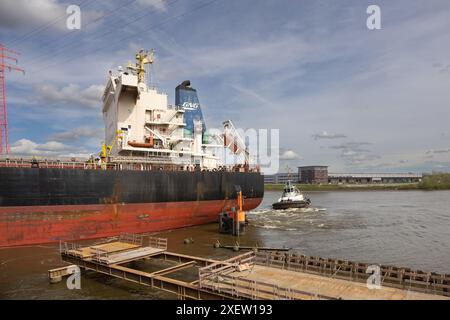 Nave nautica trainata da un rimorchiatore nel porto di Amburgo Foto Stock