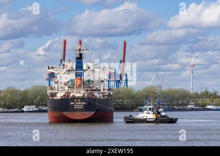 Nave nautica trainata da un rimorchiatore nel porto di Amburgo Foto Stock