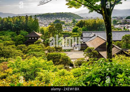 Vista panoramica di Ginkaku-ji (o Jissho-ji), un tempio buddista zen costruito da Ashikaga Yoshimasa nel XV secolo, quartiere Sakyo, Kyoto, Giappone. Foto Stock