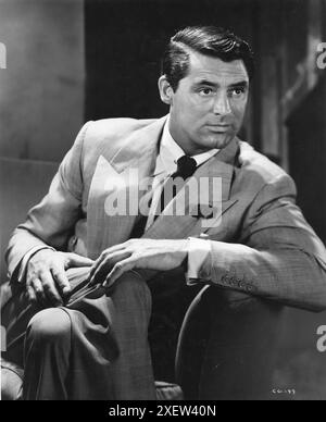 Studio Publicity Portrait of CARY GRANT preso nel 1941 da ERNEST A. BACHRACH alla RKO radio Pictures nel momento in cui stava apparendo in SUSPICION diretto da ALFRED HITCHCOCK Foto Stock