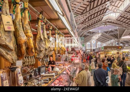 Tradizionale negozio di carne Jamon nel mercato centrale di Valencia, Spagna Foto Stock