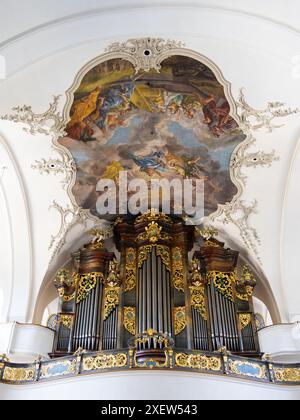 Schwyz, Svizzera - 18 giugno 2024: Organo nella chiesa parrocchiale di San Martino a Schwyz, una chiesa tardo barocca Foto Stock