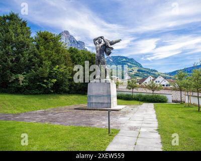 Schwyz, Svizzera - 18 giugno 2024: Scultura monumentale Wehrbereitschaft - preparazione militare, Federal Charter Museum - Bundesbriefmuseum Foto Stock