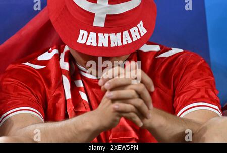 Dortmund, Germania. 30 giugno 2024. Calcio, UEFA Euro 2024, Campionato europeo, Germania - Danimarca, finale, round di 16, stadio Dortmund, Un triste tifoso danese in tribuna. Crediti: Bernd Thissen/dpa/Alamy Live News Foto Stock