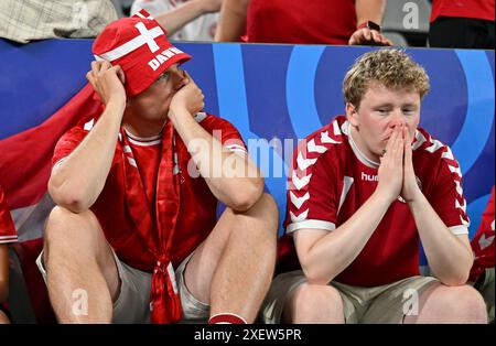 Dortmund, Germania. 30 giugno 2024. Calcio, UEFA Euro 2024, Campionato europeo, Germania - Danimarca, finale, round di 16, stadio Dortmund, tristi tifosi danesi in tribuna. Crediti: Bernd Thissen/dpa/Alamy Live News Foto Stock