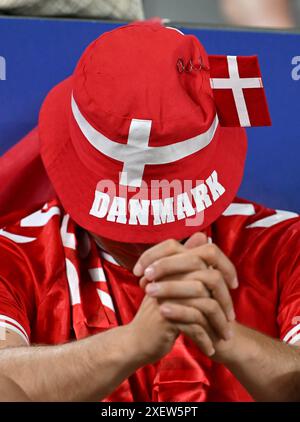 Dortmund, Germania. 30 giugno 2024. Calcio, UEFA Euro 2024, Campionato europeo, Germania - Danimarca, finale, round di 16, stadio Dortmund, Un triste tifoso danese in tribuna. Crediti: Bernd Thissen/dpa/Alamy Live News Foto Stock