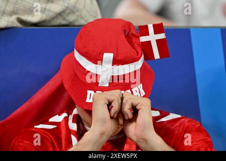 Dortmund, Germania. 30 giugno 2024. Calcio, UEFA Euro 2024, Campionato europeo, Germania - Danimarca, finale, turno di 16, stadio Dortmund, un tifoso danese reagisce dopo la sconfitta della sua squadra. Crediti: Bernd Thissen/dpa/Alamy Live News Foto Stock