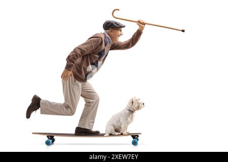 Foto a tutta lunghezza di un uomo anziano con un cane che cavalca un longboard isolato su sfondo bianco Foto Stock