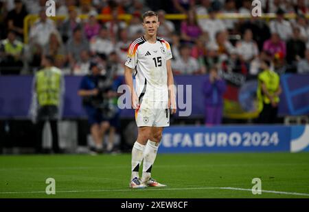 Dortmund, Germania. 30 giugno 2024. Calcio, UEFA Euro 2024, Campionato europeo, Germania - Danimarca, finale, turno di 16, stadio di Dortmund, il tedesco Nico Schlotterbeck si erge sul campo. Crediti: Bernd Thissen/dpa/Alamy Live News Foto Stock