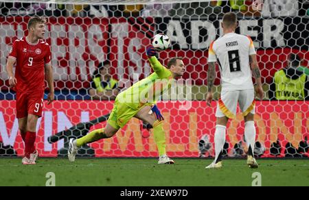 Dortmund, Germania. 30 giugno 2024. Calcio, UEFA Euro 2024, Campionato europeo, Germania - Danimarca, finale, turno di 16, stadio Dortmund, il portiere tedesco Manuel Neuer getta via il pallone. Crediti: Bernd Thissen/dpa/Alamy Live News Foto Stock