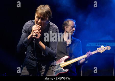 Eden Project, Bodelva, Regno Unito 29 giugno 2024. I Suede si esibiscono alle Eden Sessions 2024 tenutesi presso l'iconico Eden Project, Bodelva, Cornovaglia, Regno Unito. La band presenta l' enigmatico frontman Brett Anderson e ha una serie di successi che coprono trent' anni e oltre Credito: Mark Passmore/Alamy Live News Foto Stock