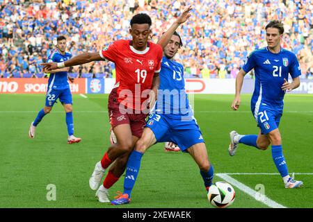 Berlino, Germania. 29 giugno 2024. GER, Berlino, calcio, Svizzera vs Italia, 16 round, round of 16, UEFA EURO 2024, SP, Olympia - Stadium Berlin, f.l. Dan Ndoye (Schweiz, sui), Matteo Darmian (Italien, ITA), azione, duels, lotta per la palla, 29.06. 2024, credito: HMB Media/Alamy Live News Foto Stock