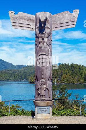 Il primo totem della nazione Tlaoquiaht ha'wiih a Tofino, Isola di Vancouver, Columbia Britannica, Canada. Foto Stock