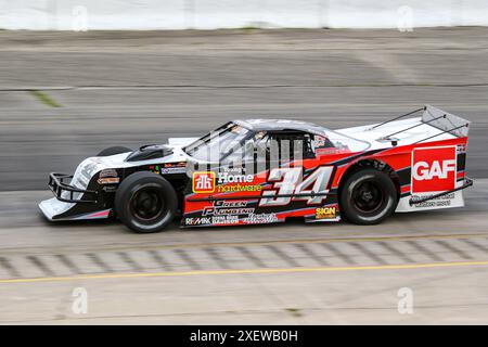 Delaware, Canada. 28 giugno 2024. La serie APC arriva a Delaware, Ontario. Driver della serie Modifieds TJ Edwards (34) di Durham Ontario, credito: Luke Durda/Alamy Foto Stock