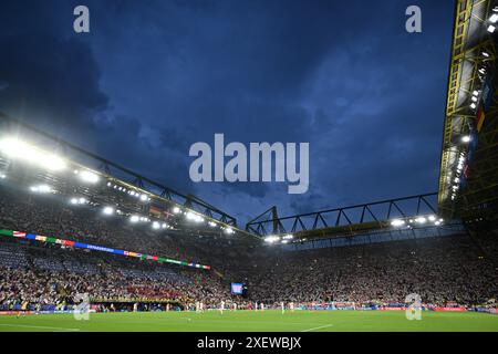 Dortmund, Germania. 30 giugno 2024. Calcio, UEFA Euro 2024, Campionato europeo, Germania - Danimarca, finale, round di 16, stadio di Dortmund, nuvole scure sullo stadio. Crediti: Bernd Thissen/dpa/Alamy Live News Foto Stock