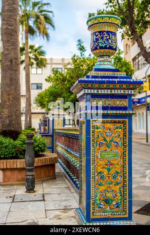 Ringhiera decorativa intorno alla piazza principale di Plaza alta Algeciras, Spagna. Foto Stock