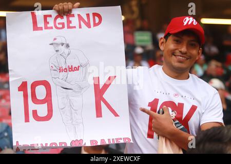 Città del Messico, Ciudad de Mexico, Messico. 28 giugno 2024. Un fan di Diablos Rojos mostra un disegno di Trevor Bauer e il suo record di 19 K durante la partita 1 della Mexican Baseball League (LMB) tra Leones de Yucatan e Diablos Rojos del México, allo stadio Alfredo Harp HelÃº. Â Diablos Rojos sconfigge Leones 5-3. (Credit Image: © Carlos Santiago/eyepix via ZUMA Press Wire) SOLO PER USO EDITORIALE! Non per USO commerciale! Foto Stock