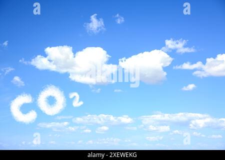 Cielo blu con formula chimica CO2 e nuvole. Emissioni di anidride carbonica Foto Stock