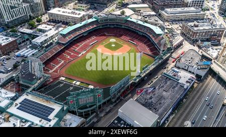 Boston, ma, Stati Uniti. 27 giugno 2024. Fenway Park: Iconico stadio di baseball di Boston dal 1912, sede dei Red Sox, conosciuto per le sue caratteristiche eccentriche e il suo significato storico (Credit Image: © Walter G. Arce Sr./ASP via ZUMA Press Wire) SOLO PER L'USO EDITORIALE! Non per USO commerciale! Foto Stock