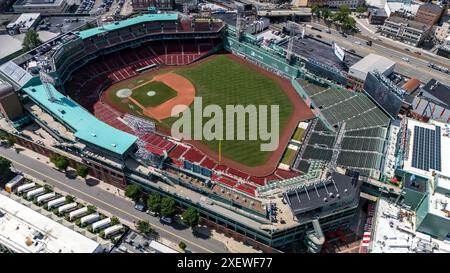 Boston, ma, Stati Uniti. 27 giugno 2024. Fenway Park: Iconico stadio di baseball di Boston dal 1912, sede dei Red Sox, conosciuto per le sue caratteristiche eccentriche e il suo significato storico (Credit Image: © Walter G. Arce Sr./ASP via ZUMA Press Wire) SOLO PER L'USO EDITORIALE! Non per USO commerciale! Foto Stock