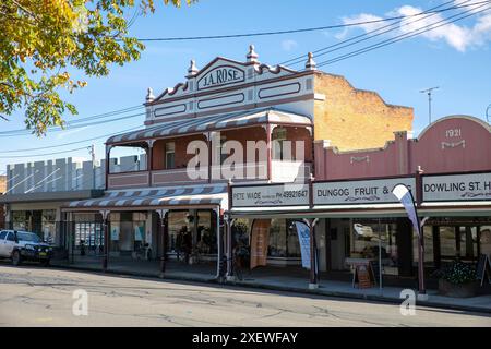 Centro città di Dungog, edificio JA Rose in stile federalista, costruito nel 1910, che ospita negozi e negozi, New South Wales, Australia Foto Stock