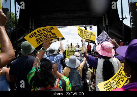 Washington DC, Stati Uniti. 29 giugno 2024. Manifestanti che mostrano segni durante la marcia dei poveri sulla Pennsylvania Ave a Washington DC, USA, il 29 giugno 2024. La marcia richiede diritti economici e umani per i poveri americani di diversa provenienza. La marcia dei poveri su Washington fu uno sforzo del 1968 per ottenere giustizia economica per i poveri negli Stati Uniti. Fu organizzato da Martin Luther King Jr. Prima del suo assassinio. Crediti: Aashish Kiphayet/Alamy Live News Foto Stock