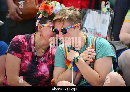 Santa Fe, Stati Uniti. 29 giugno 2024. Tarah Glenn, a sinistra, e Jean Stubbs di Albuquerque, N.M. condividono un bacio dopo che Glenn si è proposto a Stubbs durante la Santa Fe PRIDE Drive Parade & PRIDE on the Plaza il 29 giugno 2024 a Santa Fe, nuovo Messico. Il 31° evento annuale si svolge tra ansie sul futuro dei diritti LGBTQ a livello nazionale. (Foto di Sam Wasson/Sipa USA) credito: SIPA USA/Alamy Live News Foto Stock