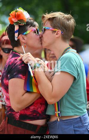 Santa Fe, Stati Uniti. 29 giugno 2024. Tarah Glenn, a sinistra, e Jean Stubbs di Albuquerque, N.M. condividono un bacio dopo che Glenn si è proposto a Stubbs durante la Santa Fe PRIDE Drive Parade & PRIDE on the Plaza il 29 giugno 2024 a Santa Fe, nuovo Messico. Il 31° evento annuale si svolge tra ansie sul futuro dei diritti LGBTQ a livello nazionale. (Foto di Sam Wasson/Sipa USA) credito: SIPA USA/Alamy Live News Foto Stock