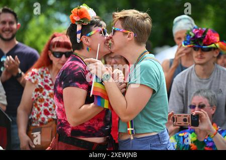 Santa Fe, Stati Uniti. 29 giugno 2024. Tarah Glenn, a sinistra, e Jean Stubbs di Albuquerque, N.M. celebrano dopo che Glenn si è proposto a Stubbs durante la Santa Fe PRIDE Drive Parade & PRIDE on the Plaza il 29 giugno 2024 a Santa Fe, nuovo Messico. Il 31° evento annuale si svolge tra ansie sul futuro dei diritti LGBTQ a livello nazionale. (Foto di Sam Wasson/Sipa USA) credito: SIPA USA/Alamy Live News Foto Stock