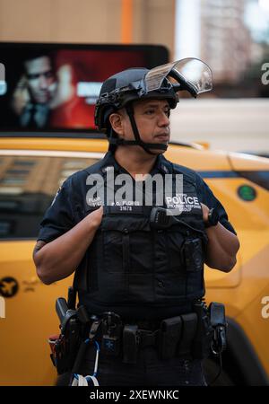 New York Ciy, Stati Uniti. 29 giugno 2024. I manifestanti pro palestinesi si riunirono al Madison Sqaure Park di New York City, New York, e marciarono verso il Manhattan Center tentando di disturbare il presidente Joe Biden che stava partecipando a un evento della campagna elettorale il 29 giugno 2024. (Foto di Steve Sanchez/Sipa USA). Crediti: SIPA USA/Alamy Live News Foto Stock