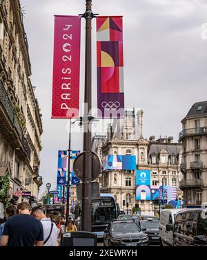 Parigi, Francia. 29 giugno 2024. Questa foto scattata il 29 giugno 2024 mostra decorazioni a tema olimpico e paraolimpico vicino al municipio di Parigi, Francia. A meno di 30 giorni dalla cerimonia di apertura, Parigi è nelle fasi finali dei suoi preparativi per le Olimpiadi estive del 2024. Crediti: Sun Fei/Xinhua/Alamy Live News Foto Stock