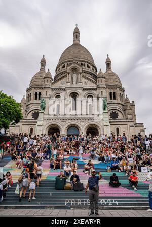 Parigi, Francia. 29 giugno 2024. Questa foto scattata il 29 giugno 2024 mostra il Montmartre con decorazioni a tema olimpico e paraolimpico a Parigi, Francia. A meno di 30 giorni dalla cerimonia di apertura, Parigi è nelle fasi finali dei suoi preparativi per le Olimpiadi estive del 2024. Crediti: Sun Fei/Xinhua/Alamy Live News Foto Stock