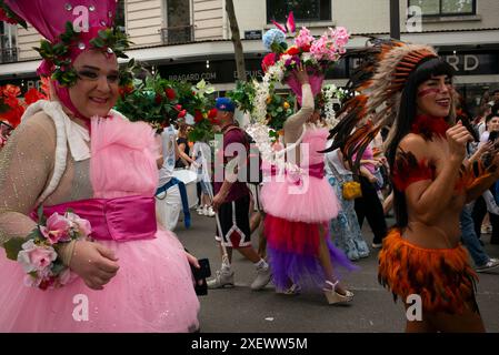 Parigi, Francia, Francia. 29 giugno 2024. Paris Pride March LGBTQ , nato dagli eventi Stonewall del 1969 a New York, celebra la sua eredità con vivaci manifestazioni in tutto il mondo. La Francia ha aderito a questo movimento globale nel 1981, ospitando un evento annuale significativo per oltre due decenni. Questa manifestazione di protesta e festa riunisce oltre mezzo milione di partecipanti ogni anno, supportati da oltre 200 volontari dedicati. La marcia sostiene la parità di diritti tra eterosessuali e LGBT, consolidando il suo posto come il più grande evento LGBT in Francia. Crediti: ZUMA Press, Inc./Alamy Live News Foto Stock