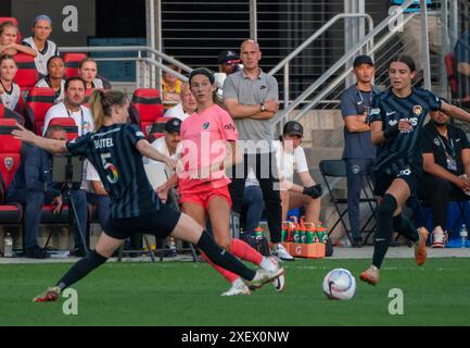 Washington, Stati Uniti. 29 giugno 2024. WASHINGTON, DC - GIUGNO 29: Il difensore dei Carolina Courage Ryan Williams (13) sull'attacco durante un match NWSL tra Washington Spirit e Carolina Courage il 29 giugno 2024, all'Audi Field di Washington DC. (Foto di Tony Quinn/SipaUSA) Credit: SIPA USA/Alamy Live News Foto Stock