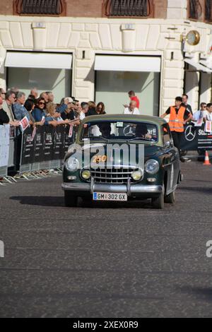 FERRARA, ITALIA - 15 giugno -2024: Una classica corsa per le strade di Ferrara durante la mille miglia 2024. Foto Stock